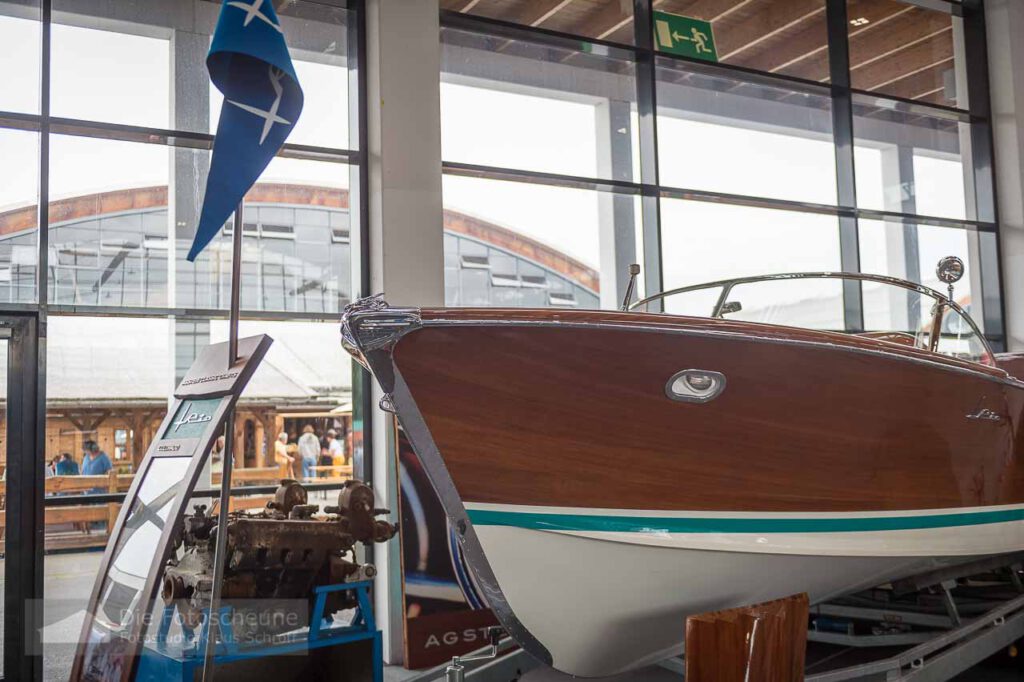 Boote auf der Klassikwelt Bodensee Messe in Friedrichshafen 2024